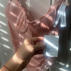 Never worn. Tag still on. Can’t fit it so selling. Size S